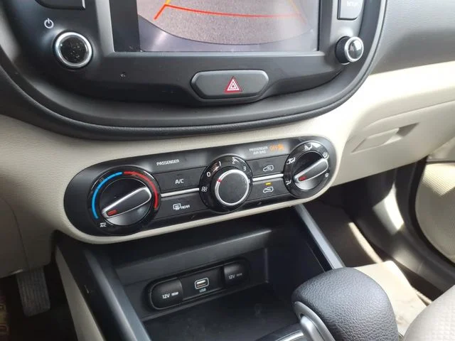 Used 2022 White Kia LX image 26