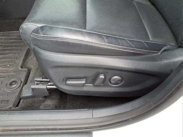 Used 2022 White Kia EX image 16