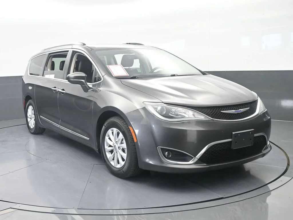 Used 2019 Granite Crystal Metallic Clearcoat Chrysler Touring L image 9