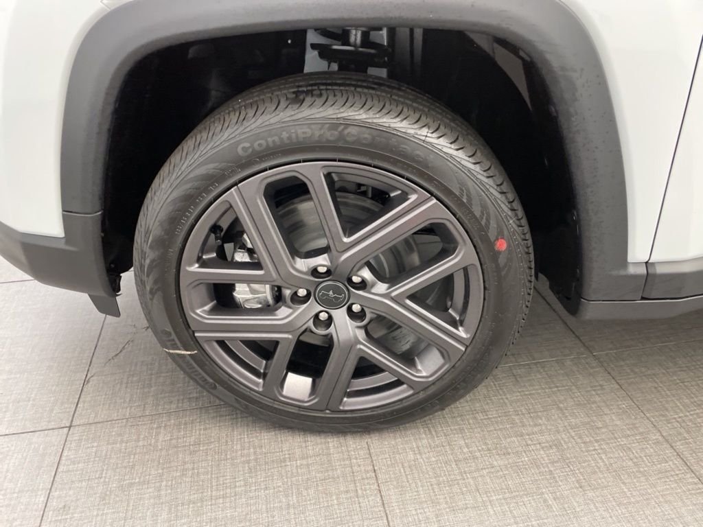 New 2026 Bright White Clear-Coat Exterior Paint Jeep Latitude image 8