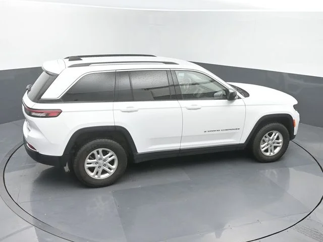 Used 2024 White Jeep Laredo image 34