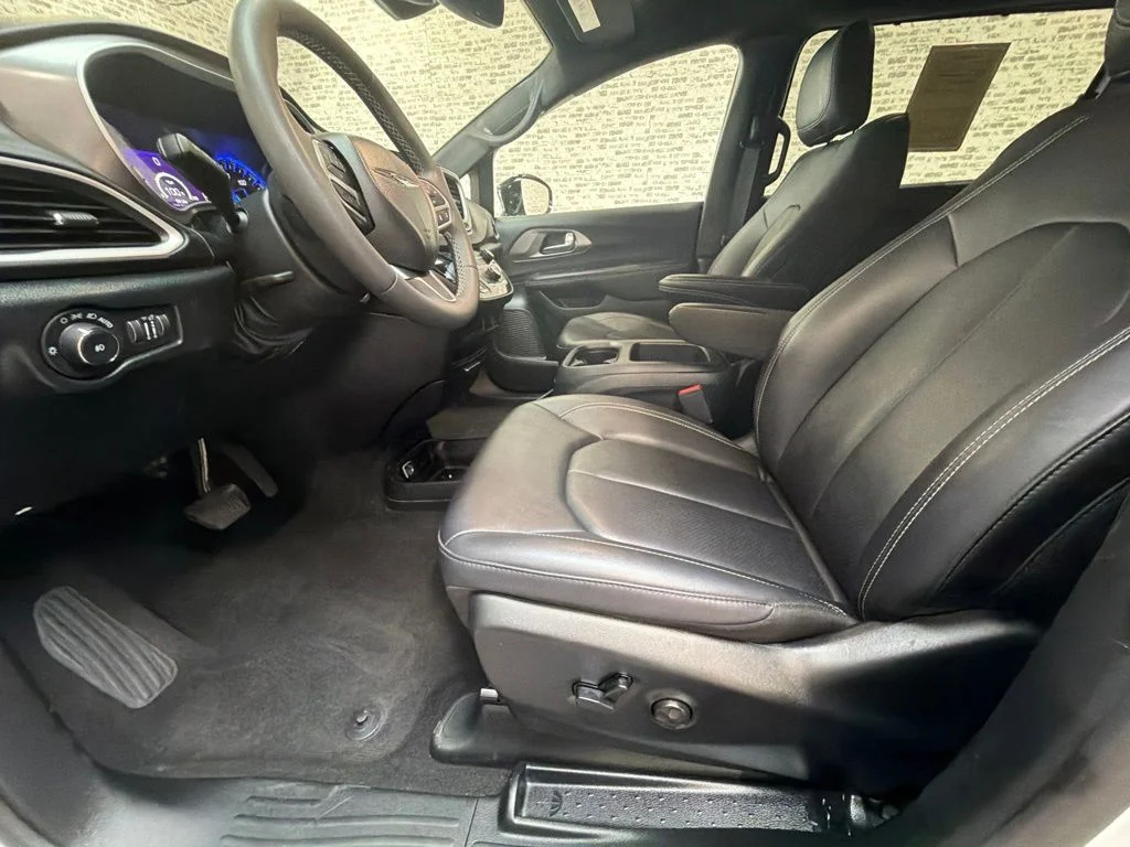 Used 2026 Bright White Clearcoat Chrysler Select image 27