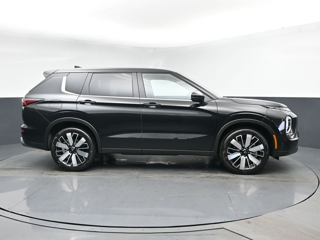 New 2026 Black Mitsubishi SE image 3