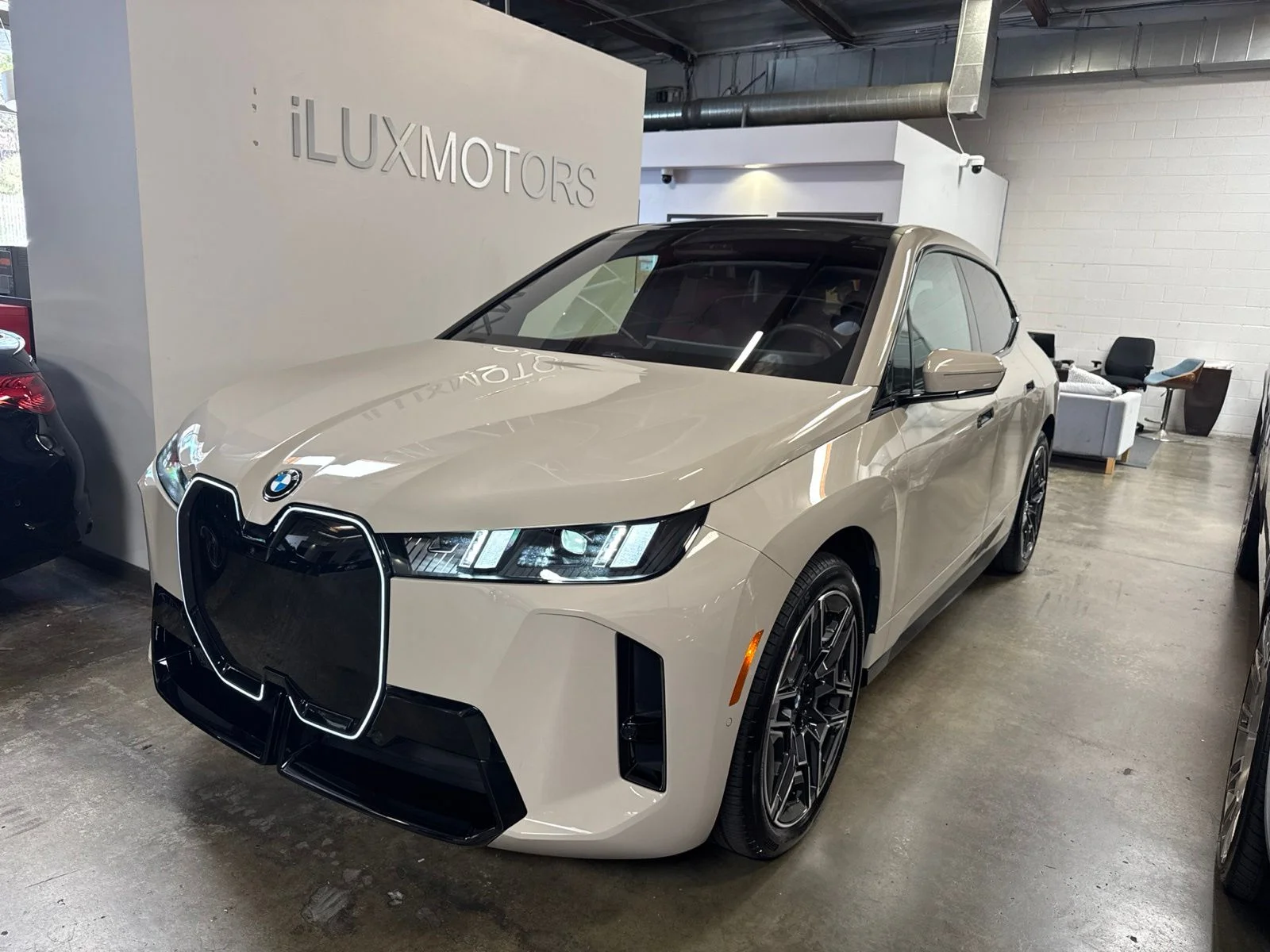 Used 2026 Beige BMW xDrive60 image 1