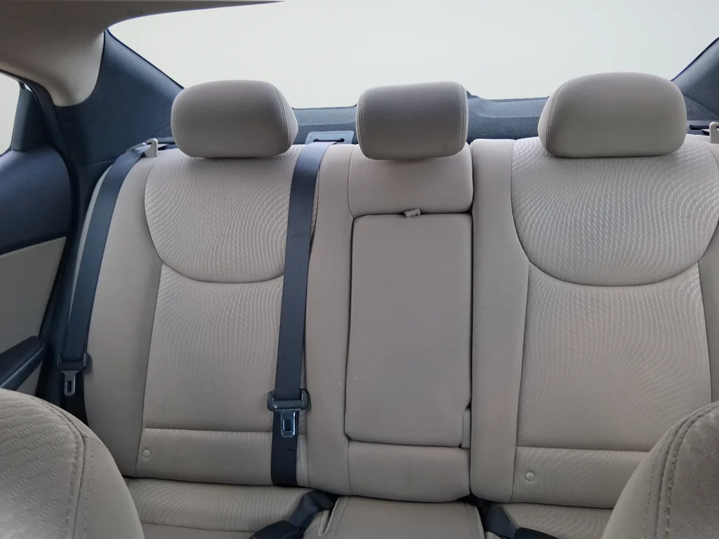 Used 2015 White Hyundai SE image 28