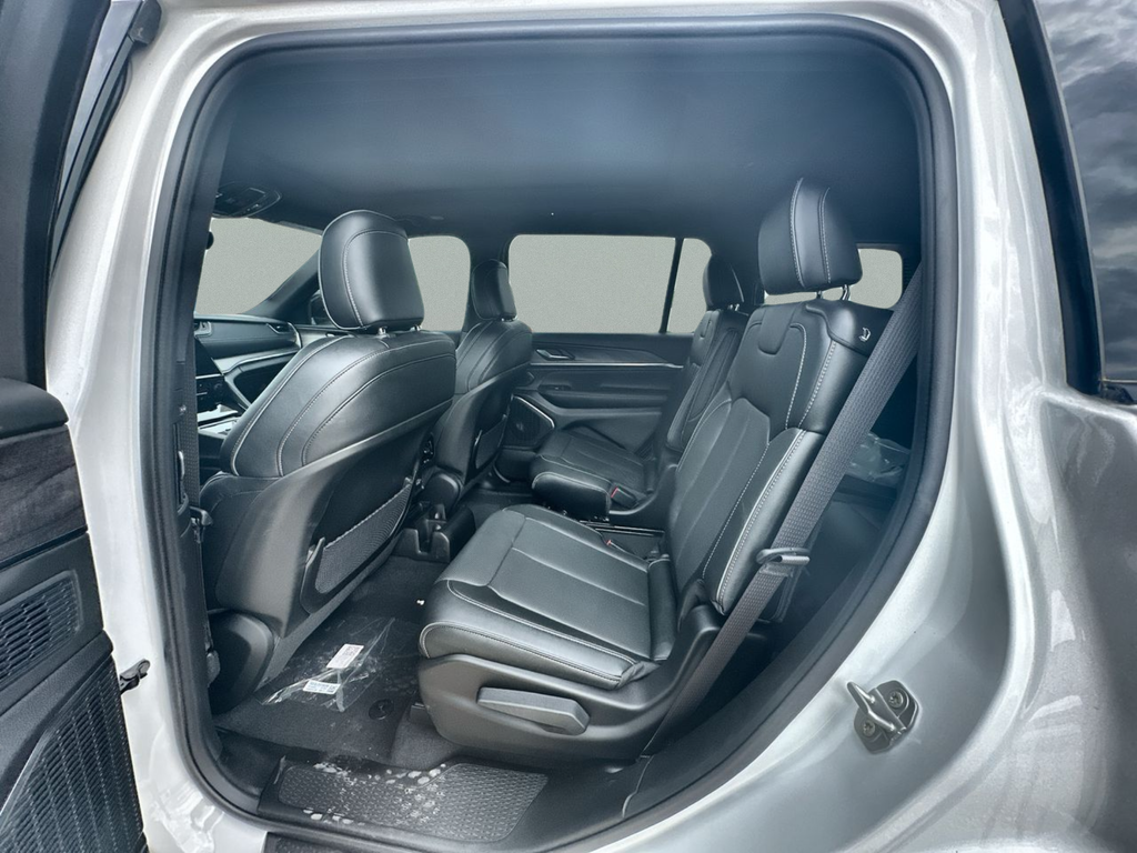 New 2025 Bright White Clear-Coat Exterior Paint Jeep Overland image 41