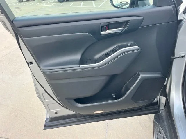 Used 2021 Silver Toyota XLE image 10
