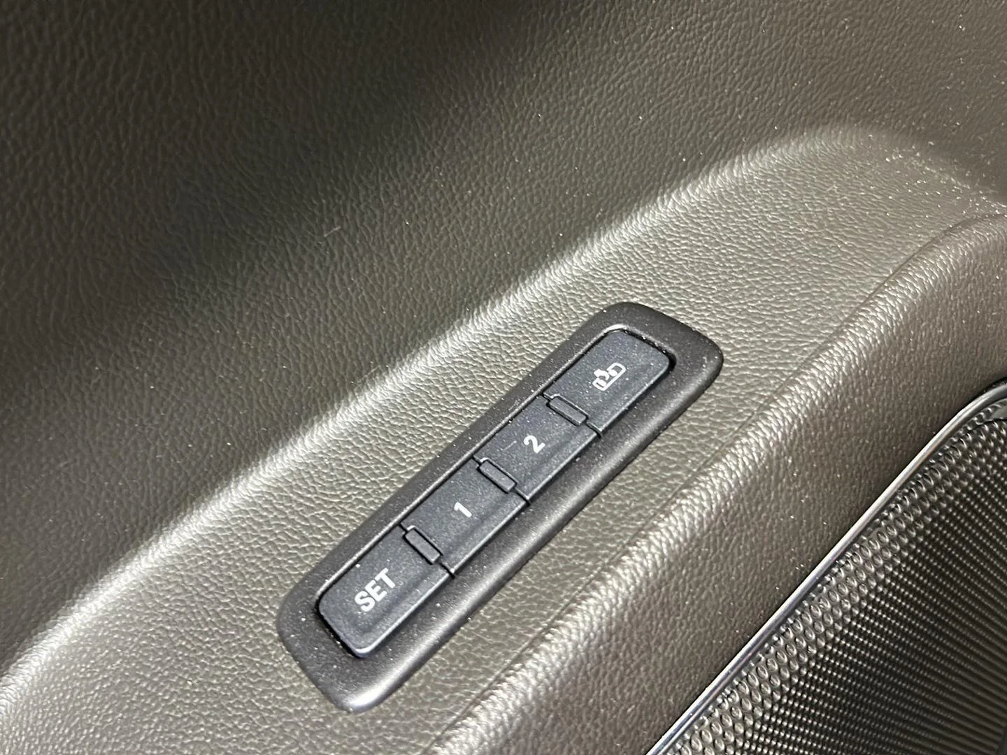 Used 2018 Iridium Metallic GMC SLT image 23