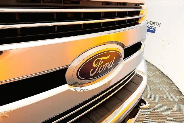 Certified Used 2018 White Platinum Clearcoat Metallic Ford Lariat image 49