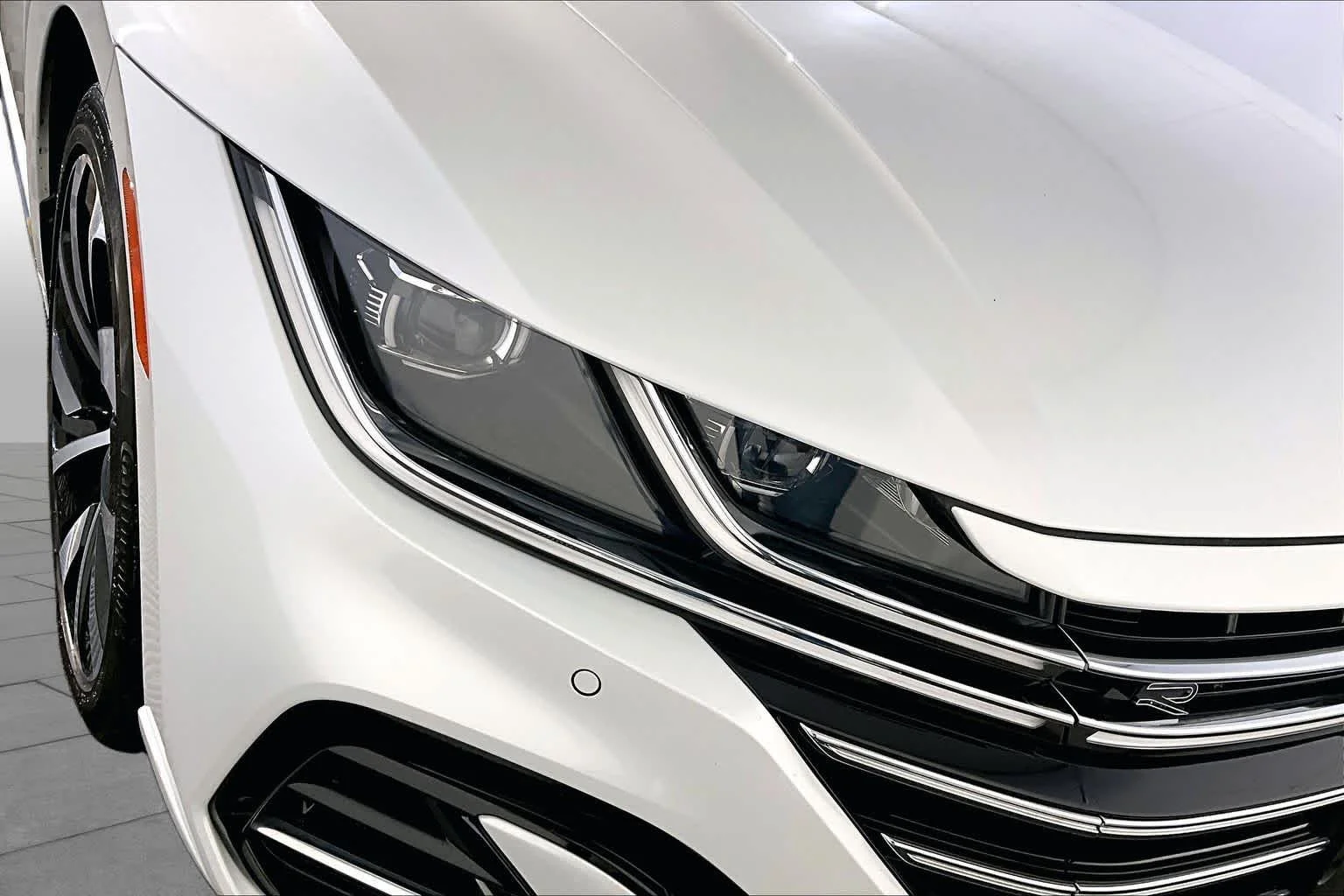 Used 2022 Oryx White Pearl Volkswagen SEL R-Line image 27