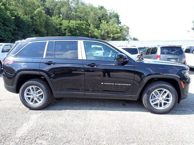 New 2026 Diamond Black Crystal Pearl-Coat Exterior Paint Jeep Laredo image 8