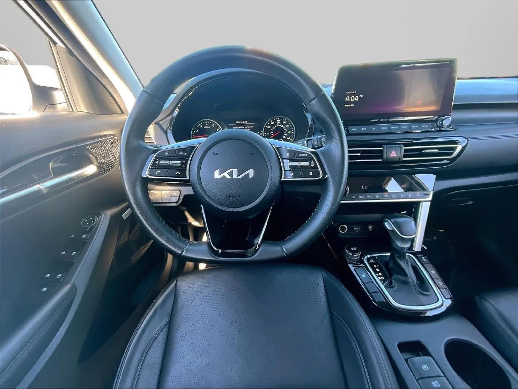 Used 2023 White Kia SX image 9