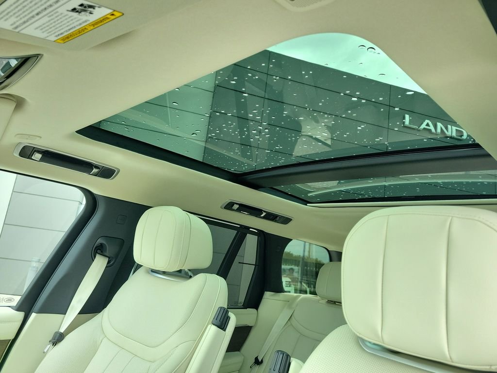 New 2026 Ostuni Pearl White Land Rover SE image 28