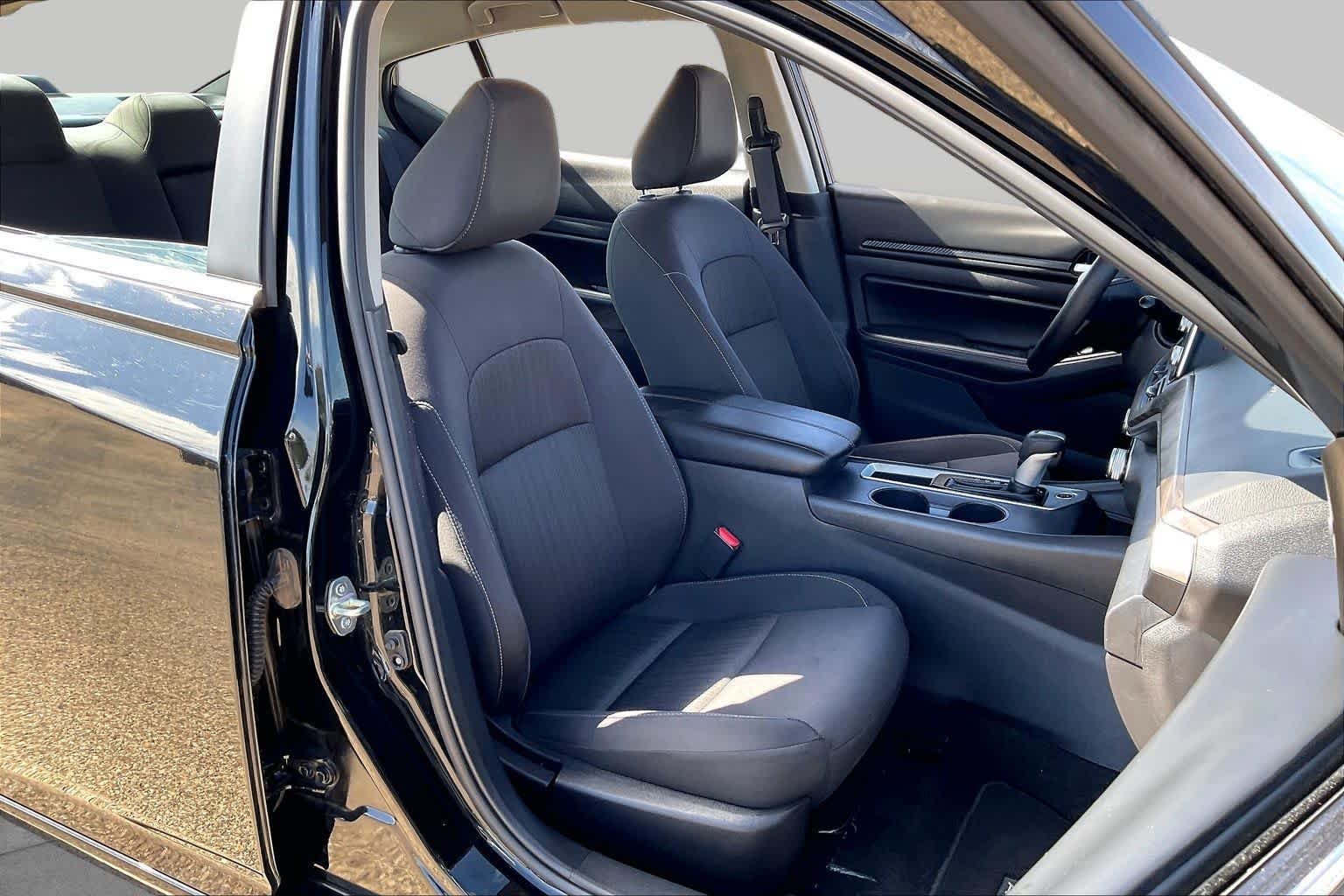 Used 2025 Super Black Nissan SV image 9