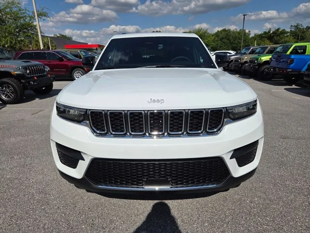 New 2026 Bright White Clear-Coat Exterior Paint Jeep Laredo X image 19