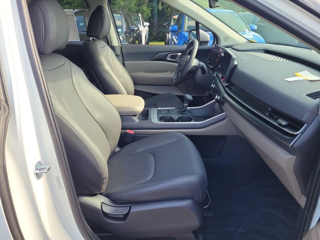 New 2026 White Kia LXS image 7