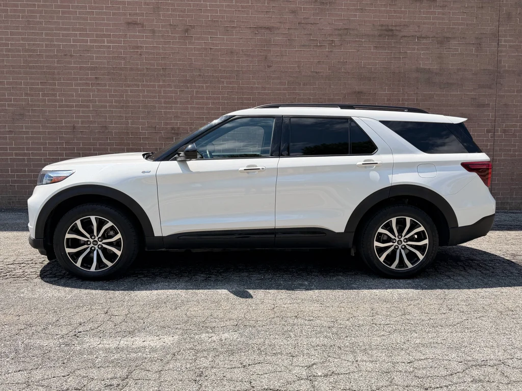 Used 2023 Star White Metallic Tri-Coat Ford ST-Line image 27