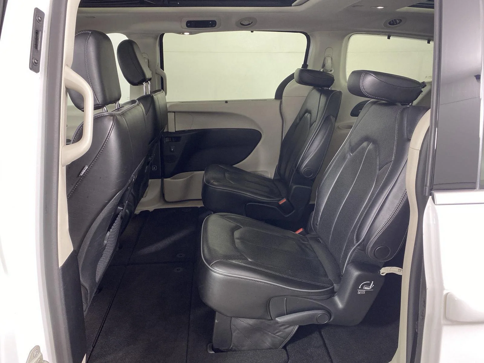 Used 2019 Bright White Clearcoat Chrysler Limited image 11