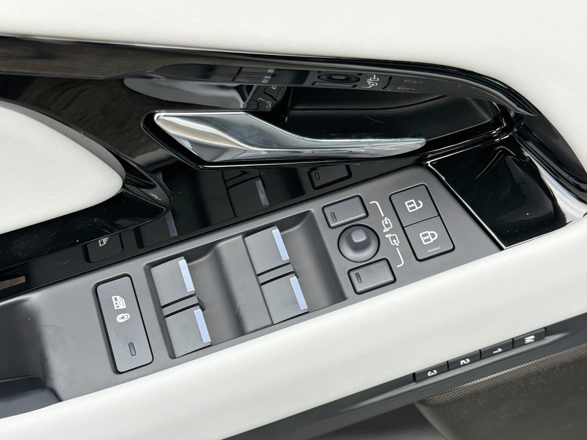 New 2026 Fuji White Land Rover Core S image 22