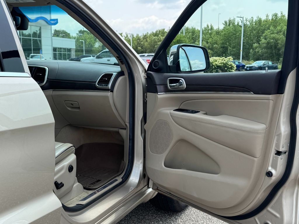 Used 2014 Cashmere Jeep Overland image 7