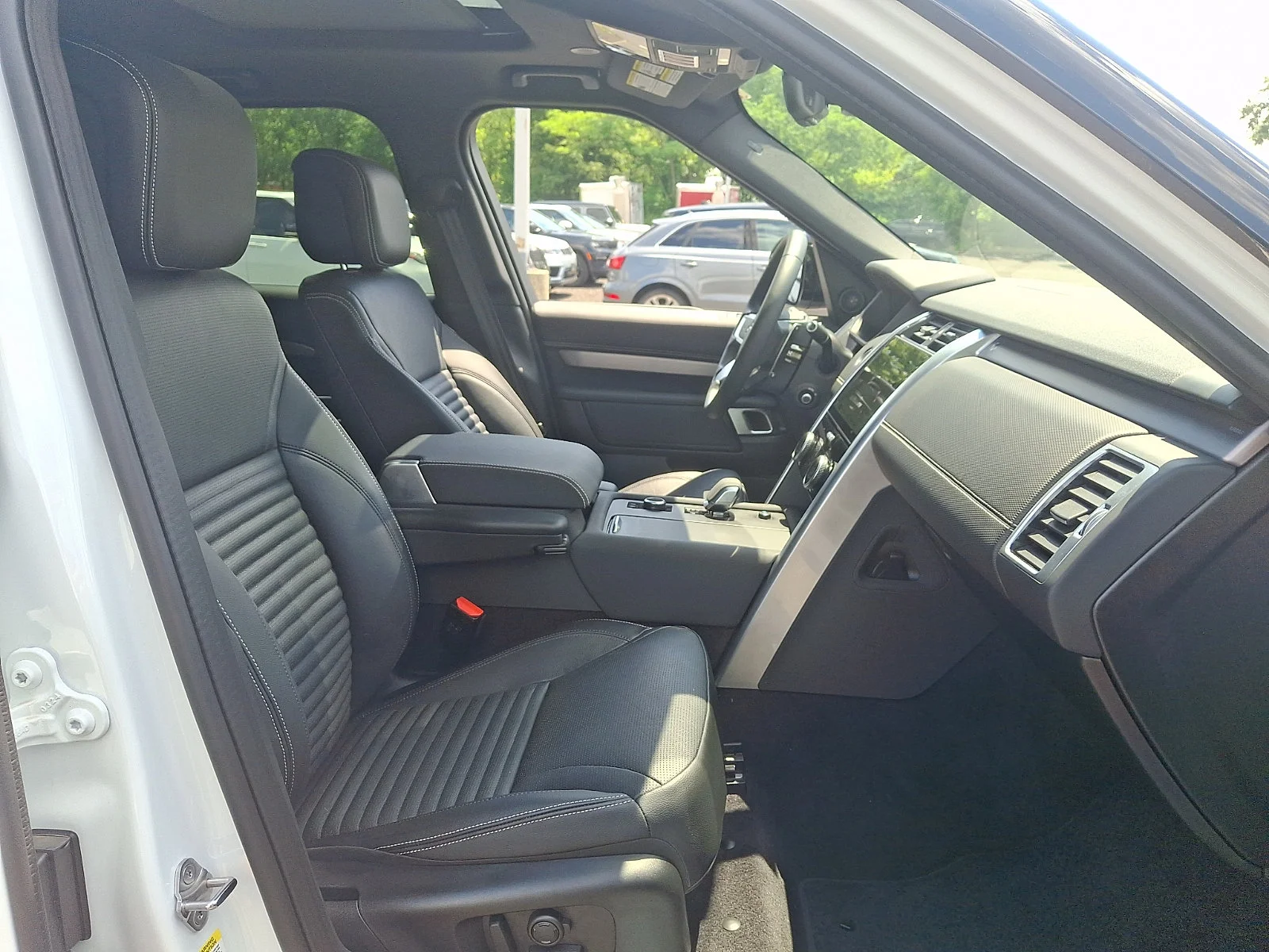 Used 2025 Fuji White   1Aa Land Rover Dynamic SE image 24