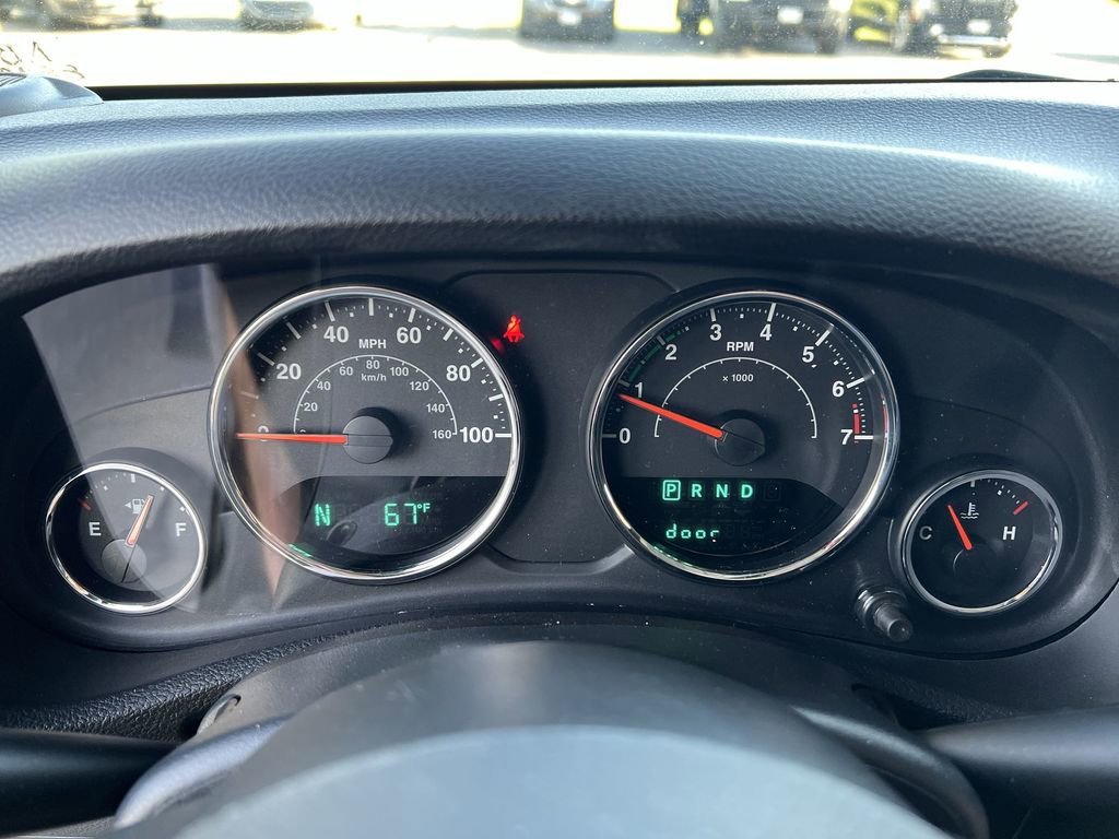 Used 2018  Jeep Sahara image 11