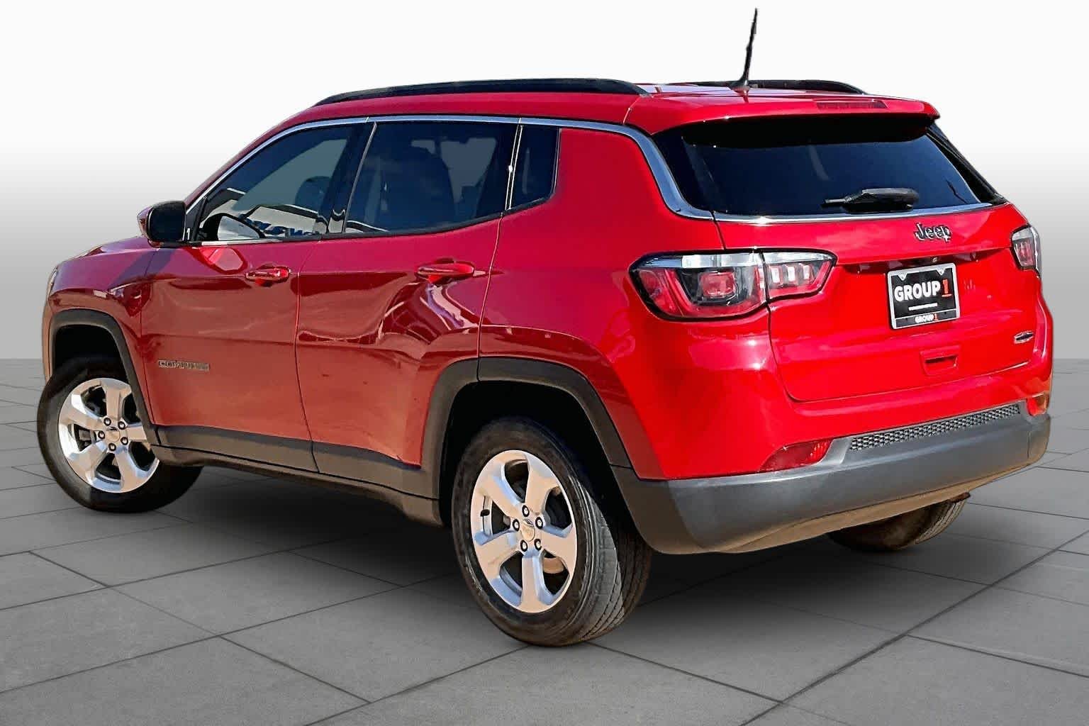 Used 2018 Redline Pearlcoat Jeep Latitude image 12