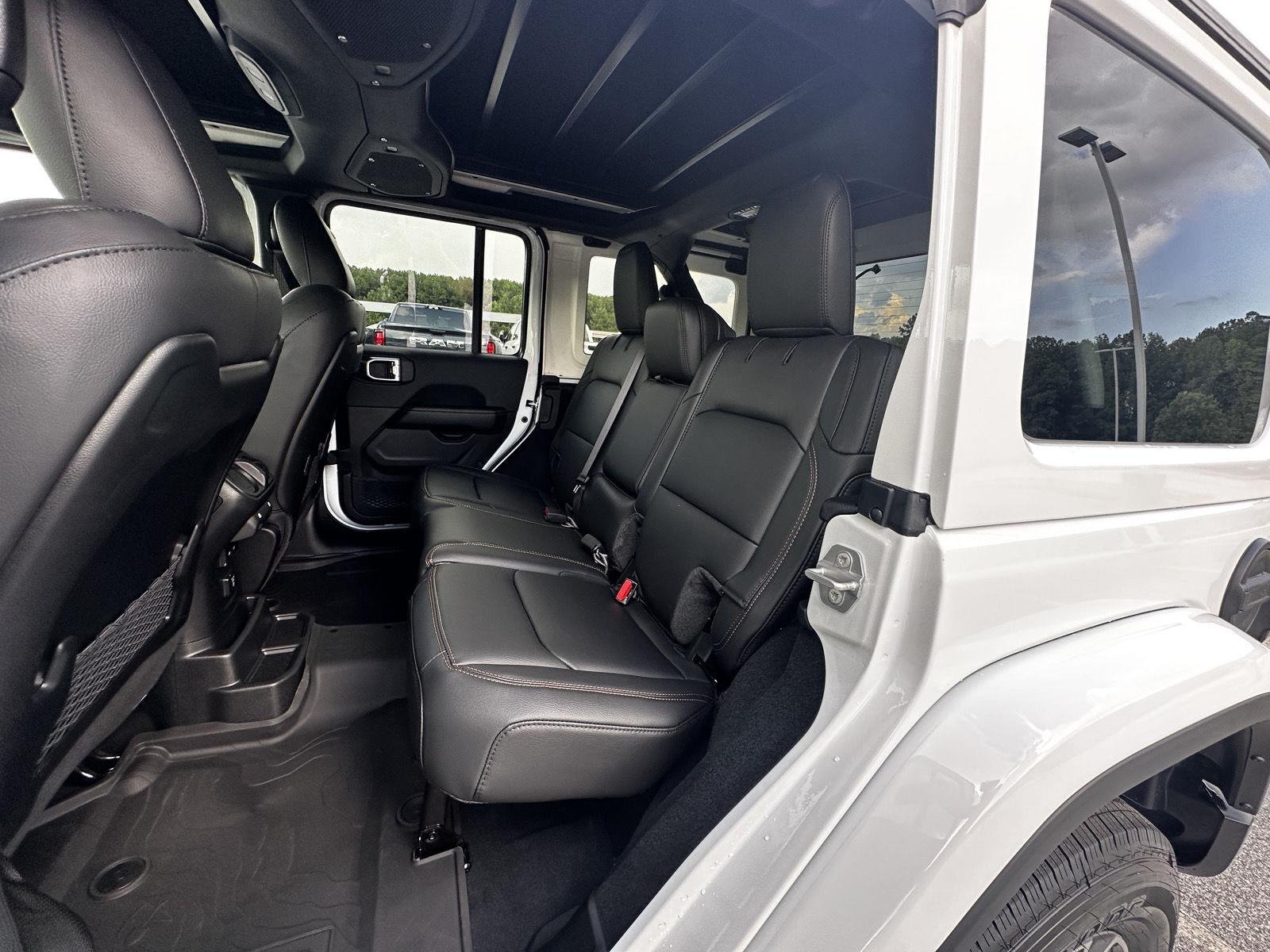New 2027 Bright White Clear-Coat Paint Jeep Sahara image 10
