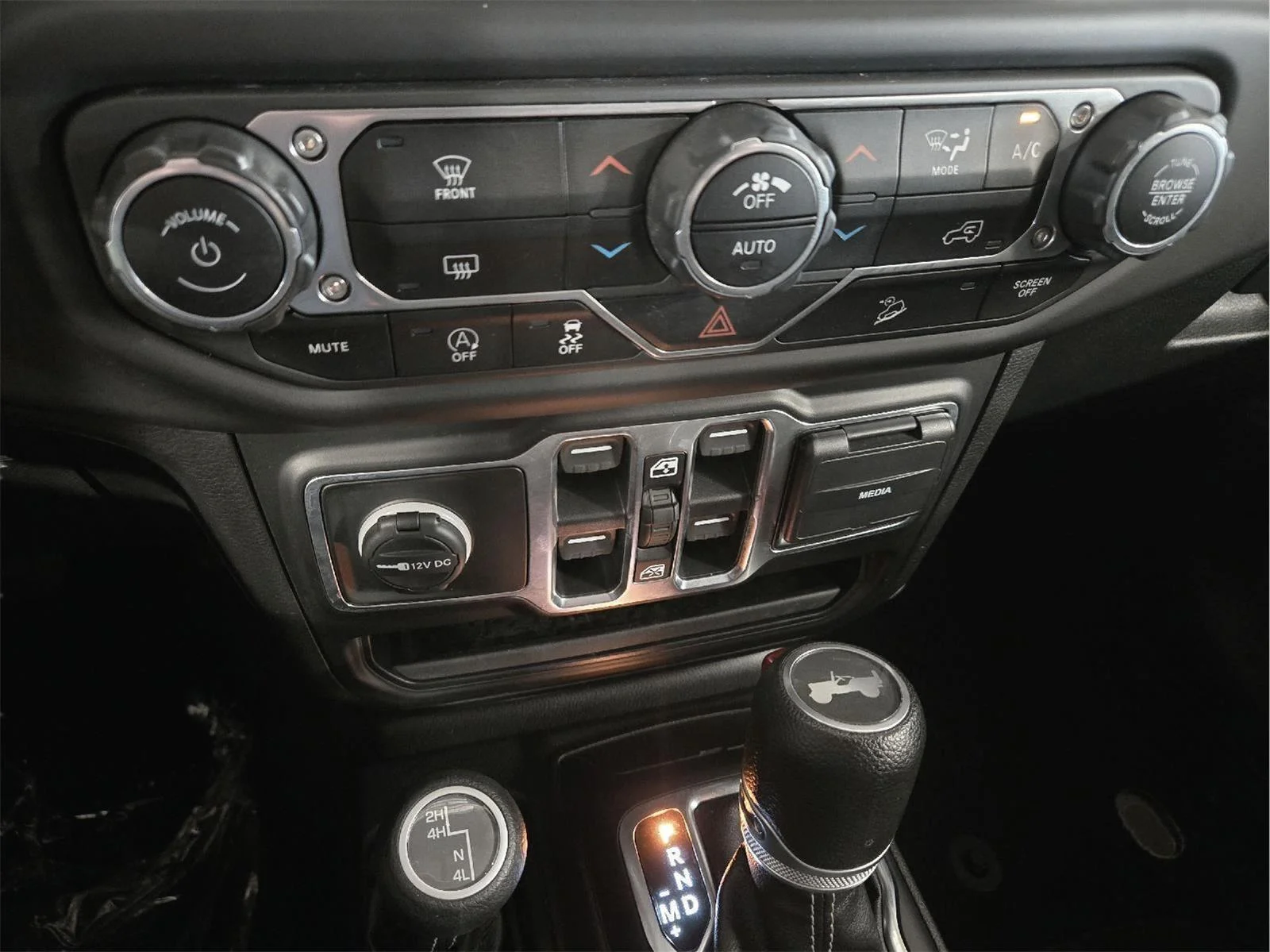 Used 2020 Billet Silver Metallic Jeep Sahara image 18