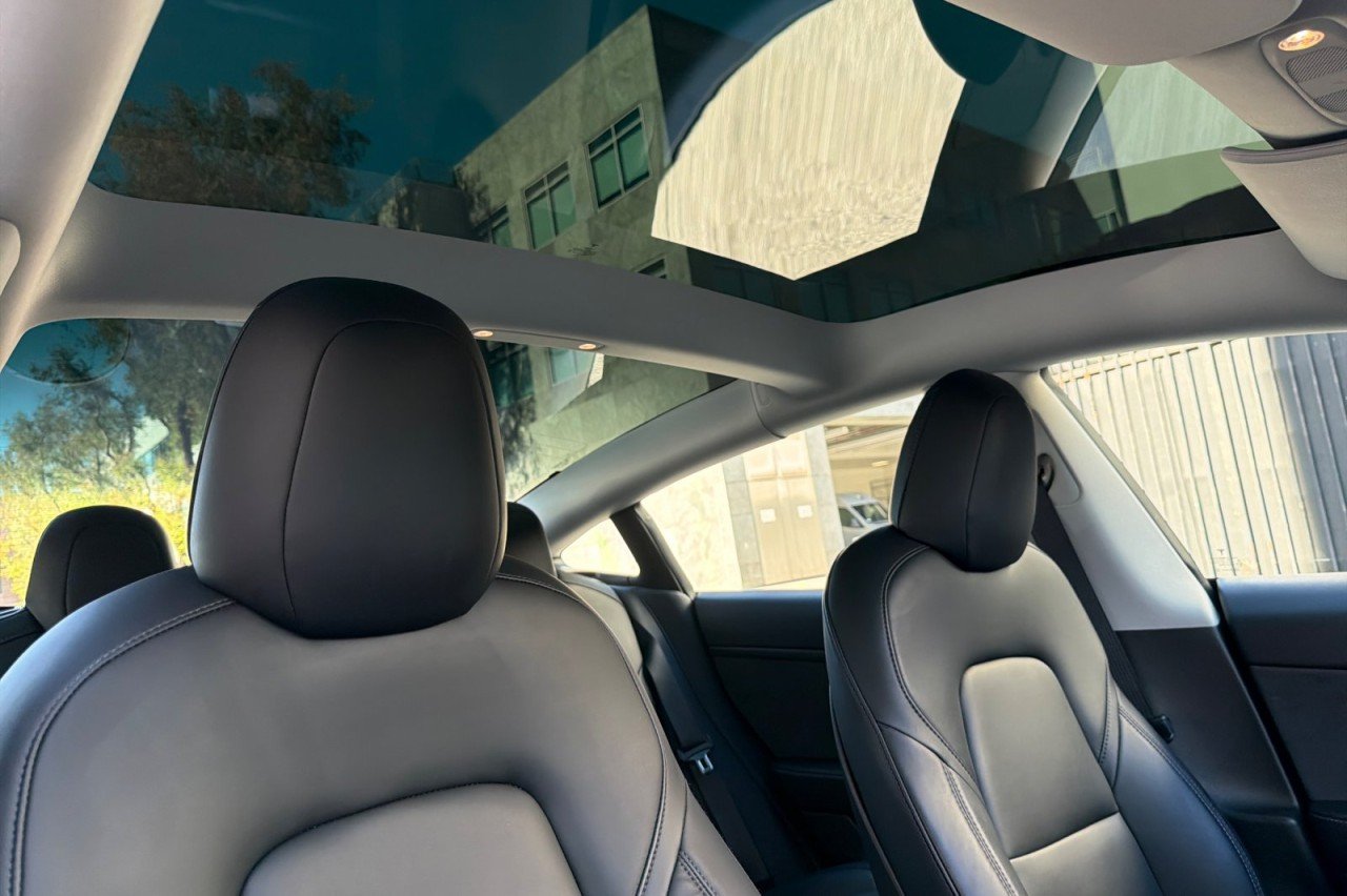 Used 2021  Tesla Standard Range Plus image 15