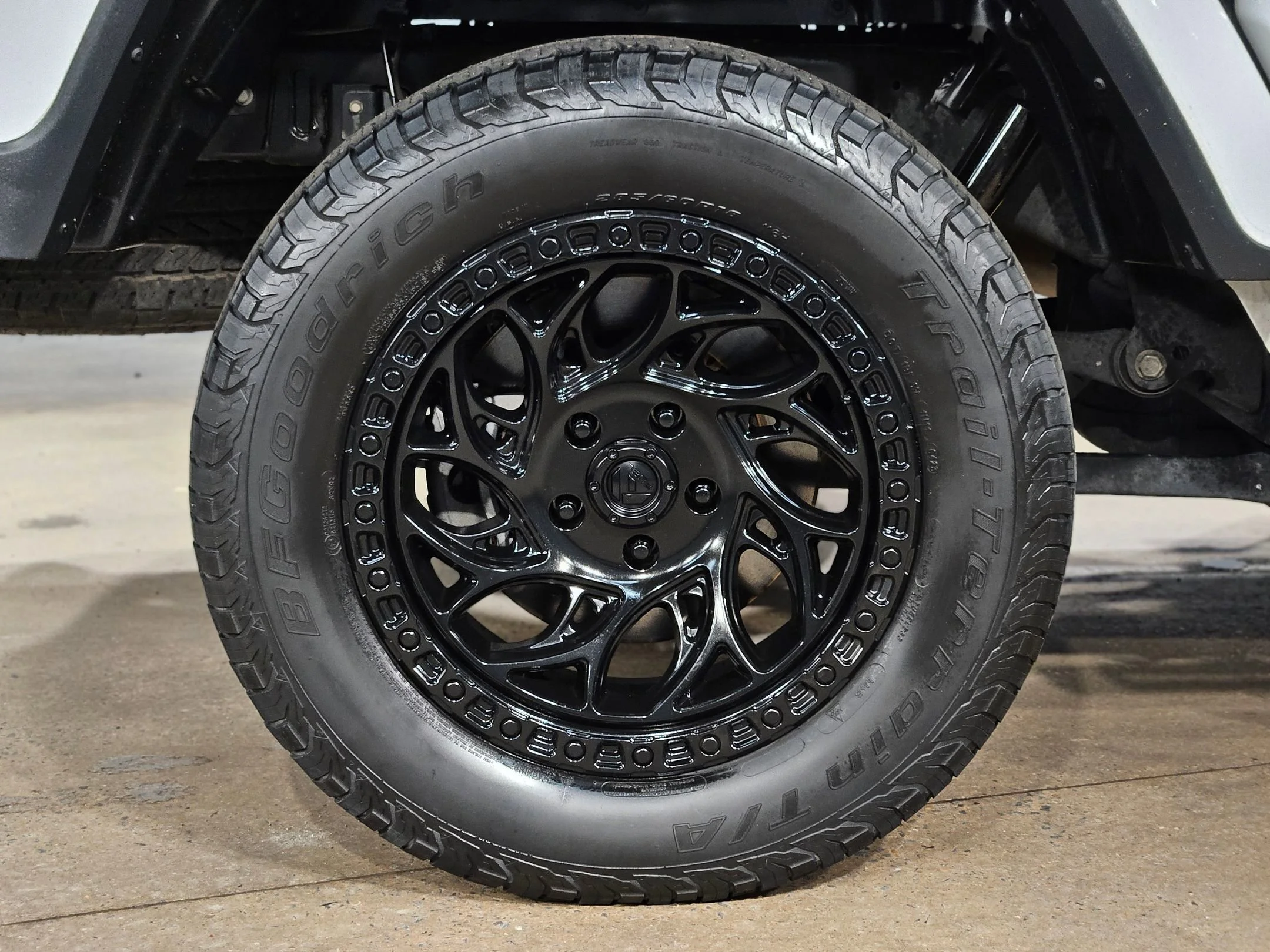 Used 2023 Bright White Clearcoat Jeep Sport S image 17
