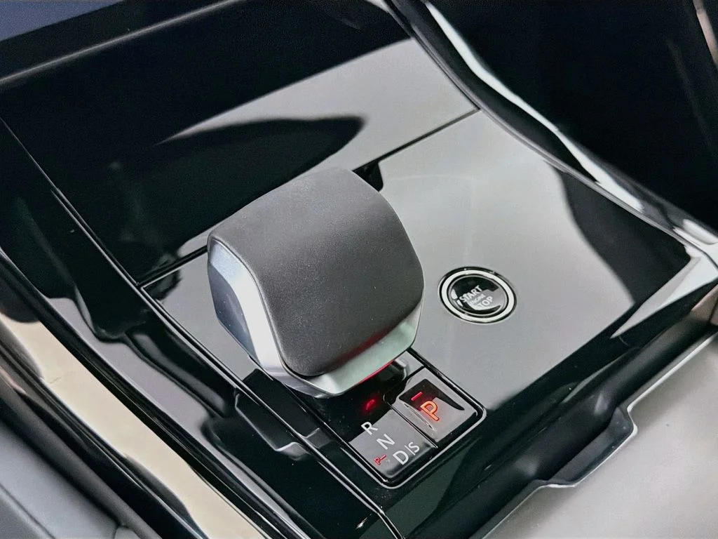 New 2027 Santorini Black Land Rover SE image 17