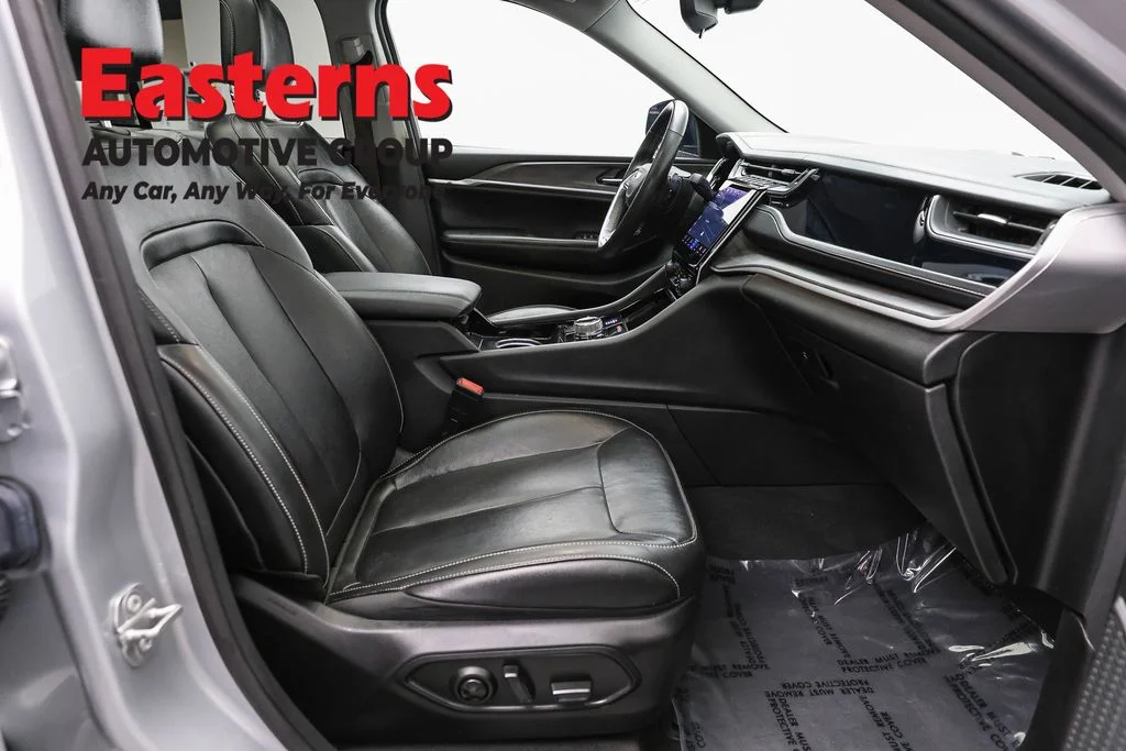 Used 2022 Silver Jeep 4xe image 27