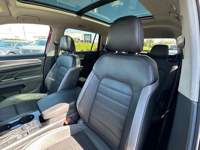 Used 2021 Blue Volkswagen SEL Premium image 24