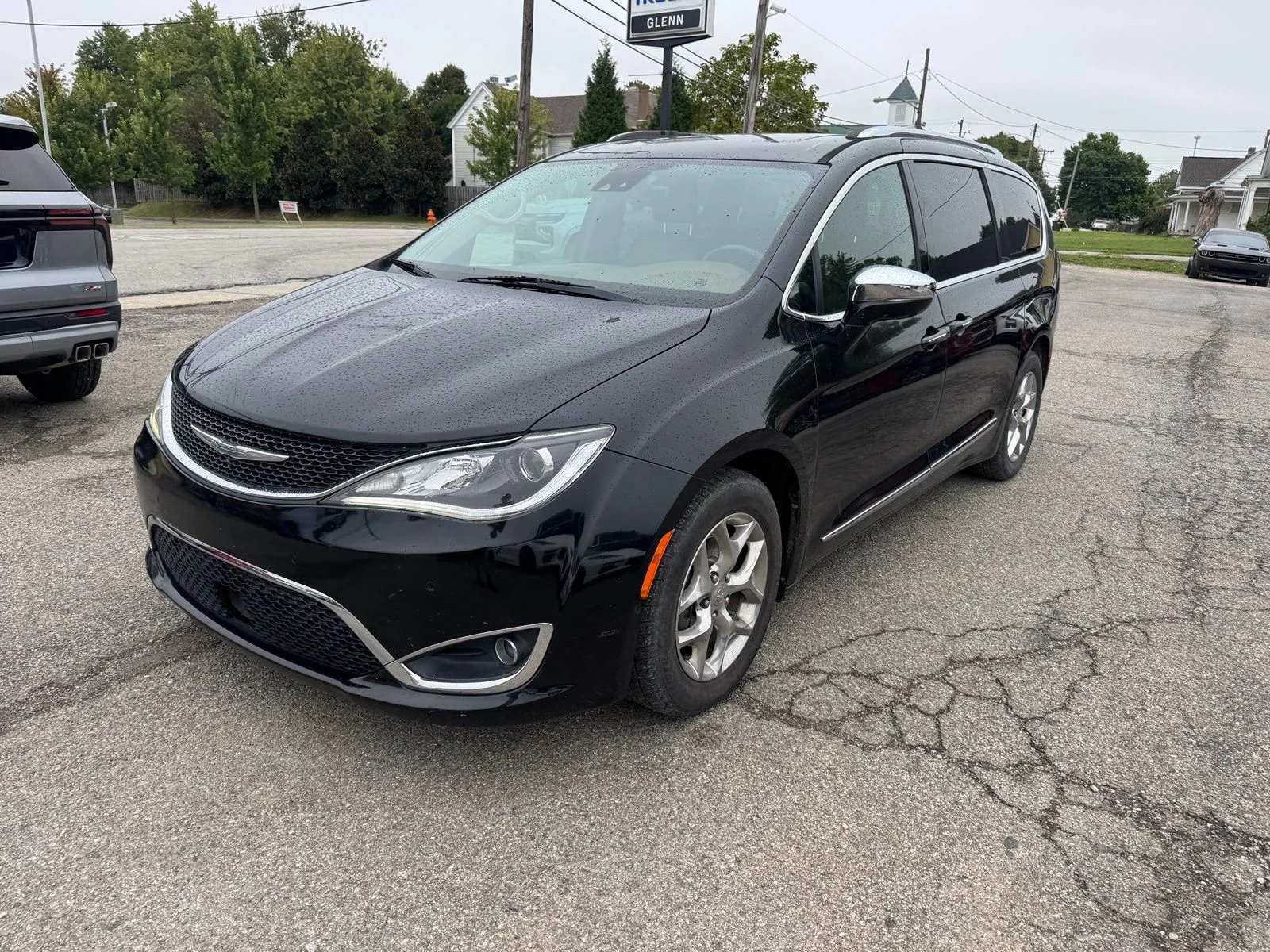 Used 2017 Chrysler Pacifica Limited with VIN 2C4RC1GG0HR504461 for sale in Eminence, KY