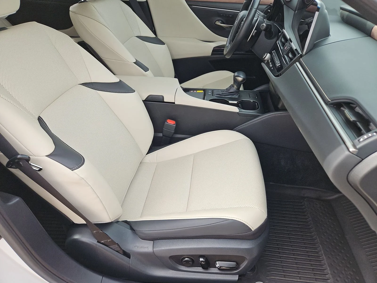 Certified Used 2025 White Pearl Lexus 300h image 26