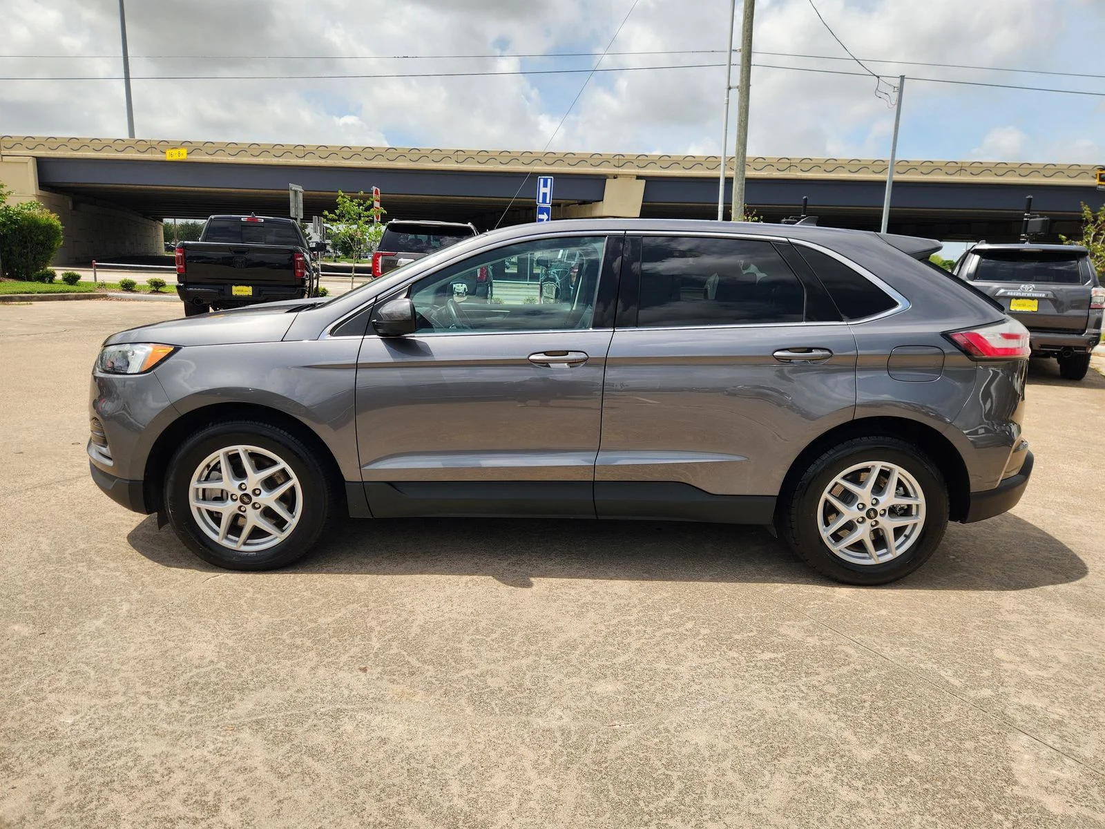Used 2024 Gray Ford SEL image 4