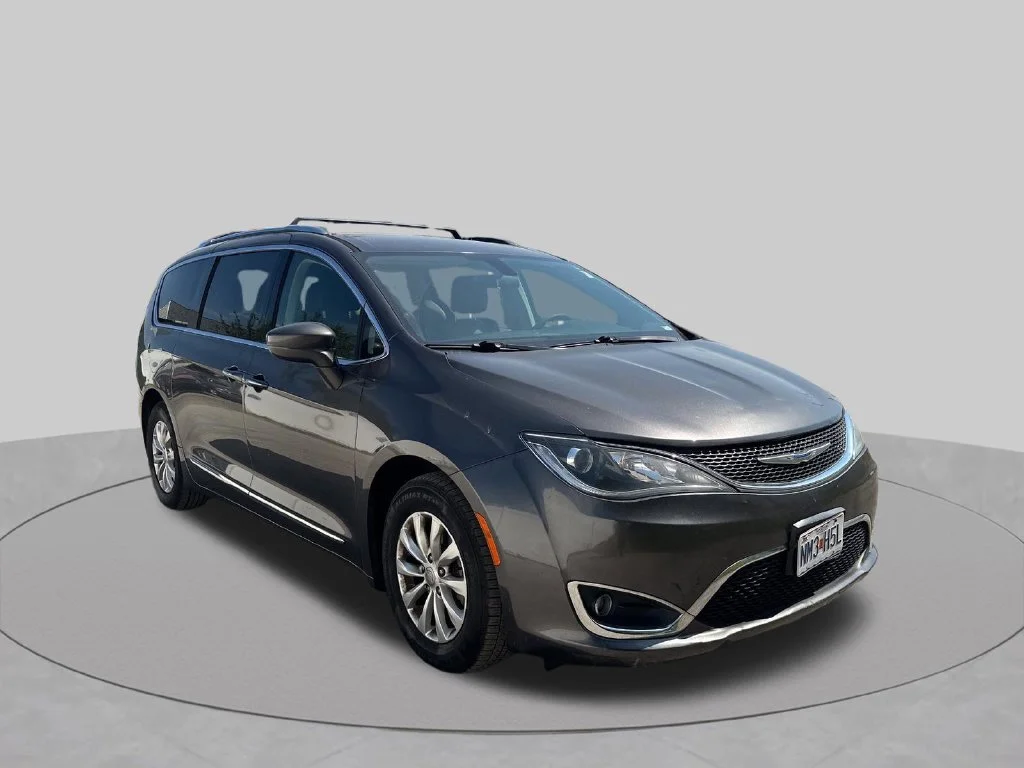 Used 2018 Gray Chrysler Touring L image 9