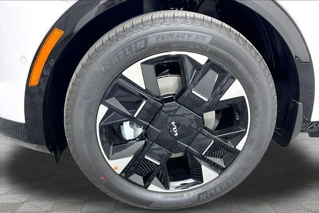 New 2026 Glacial White Pearl Kia SX Prestige image 13
