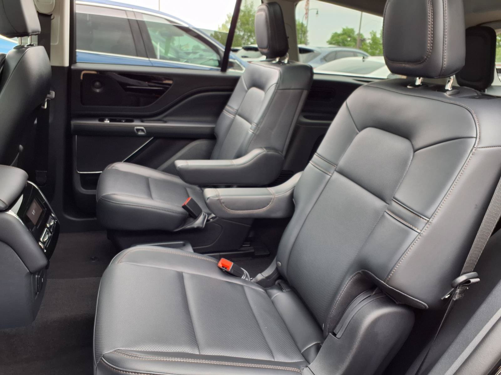 Used 2025 Infinite Black Metallic Lincoln Premiere image 8