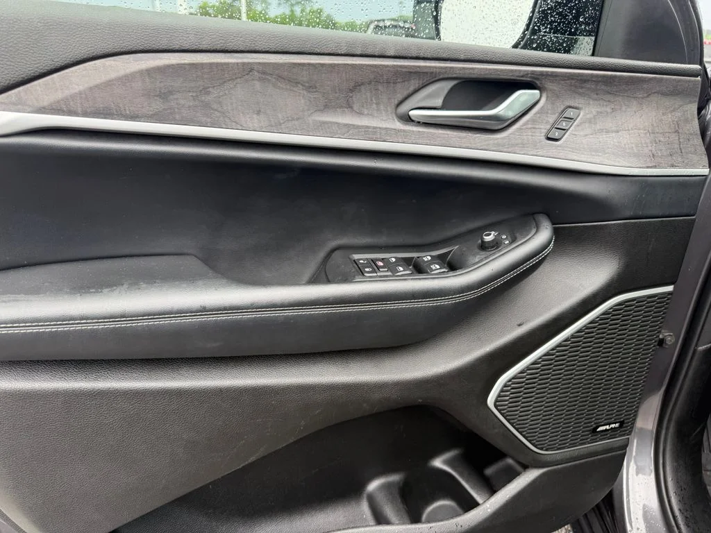 Used 2022 Gray Jeep Limited image 5