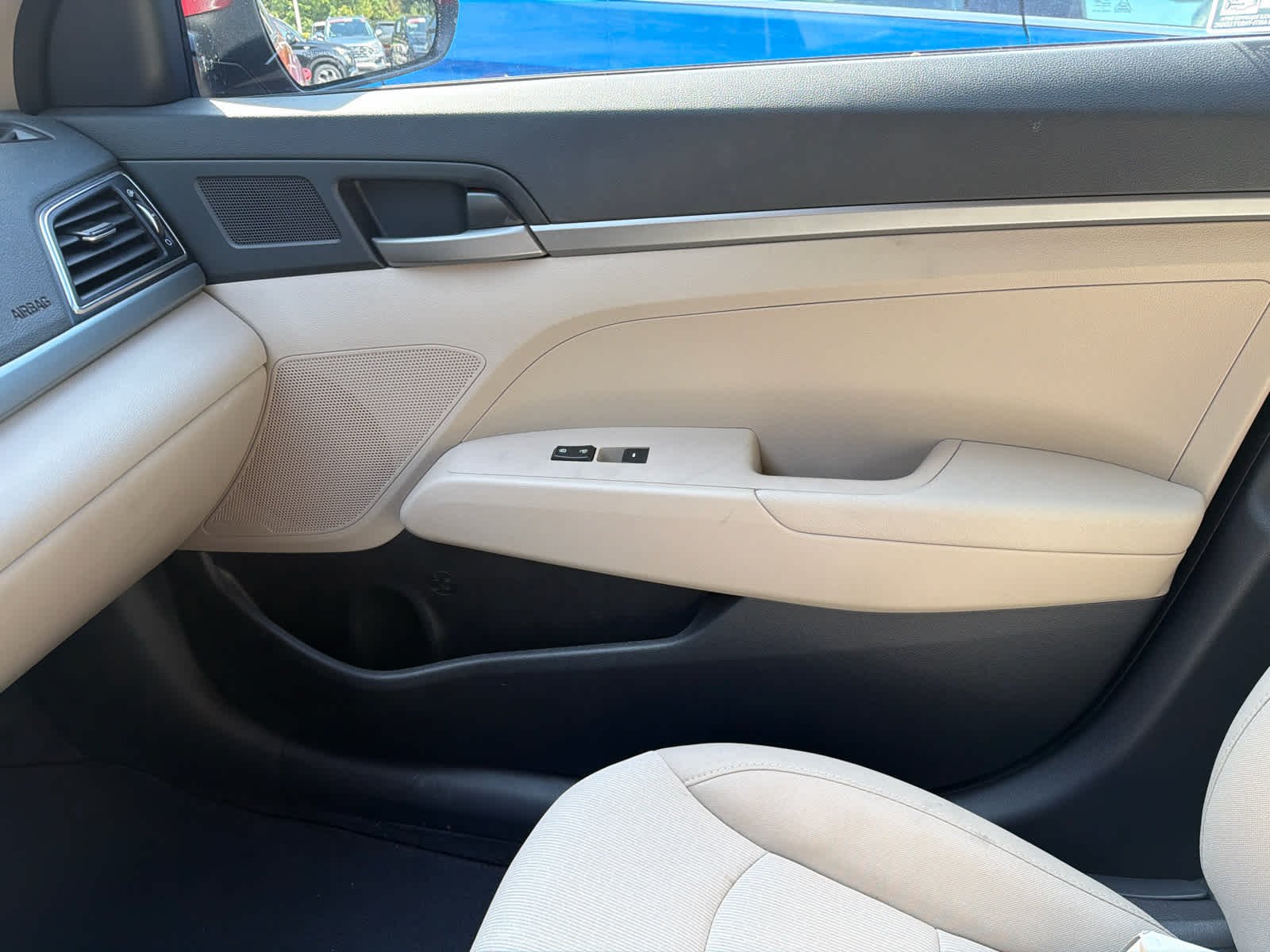 Used 2018 Scarlet Red Hyundai SE image 9