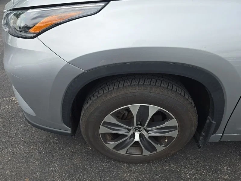 Used 2021 Silver Toyota XLE image 10