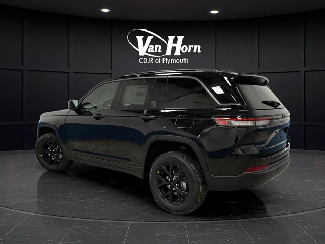 New 2026 Diamond Black Crystal Pearl-Coat Exterior Paint Jeep Altitude image 3