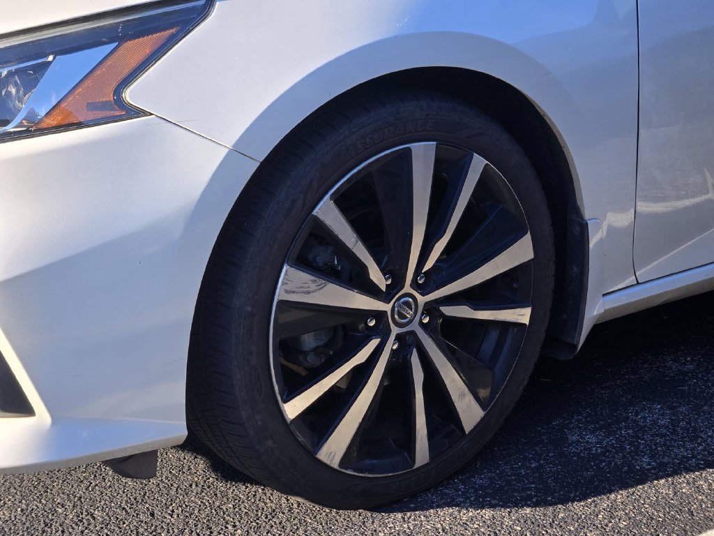 Used 2019 White Nissan 2.5 SR image 5