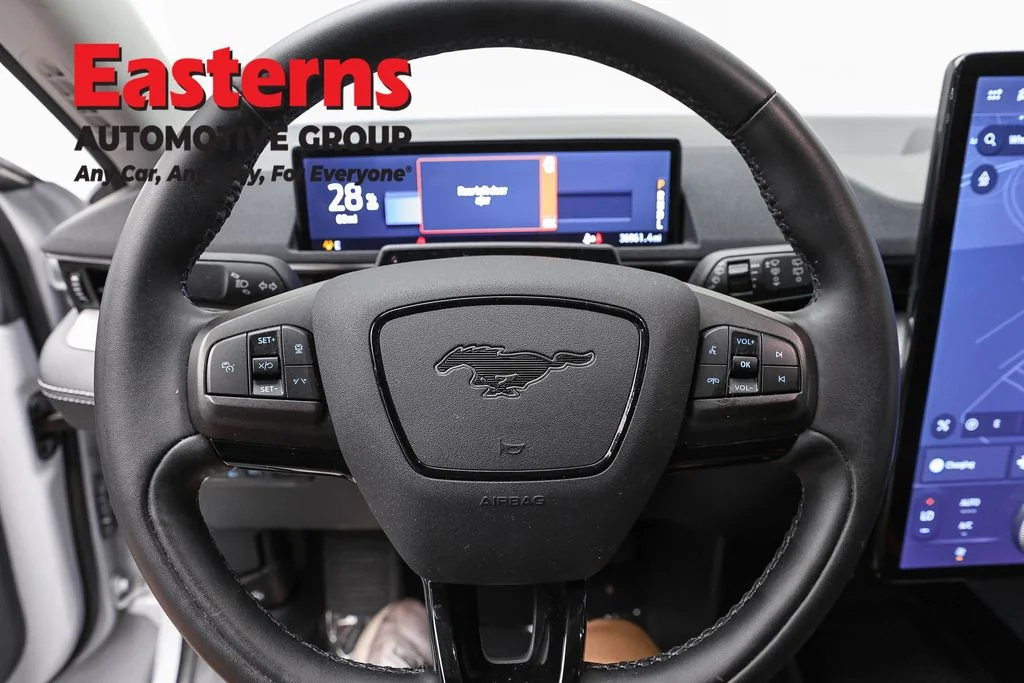 Used 2023 White Ford Select image 10