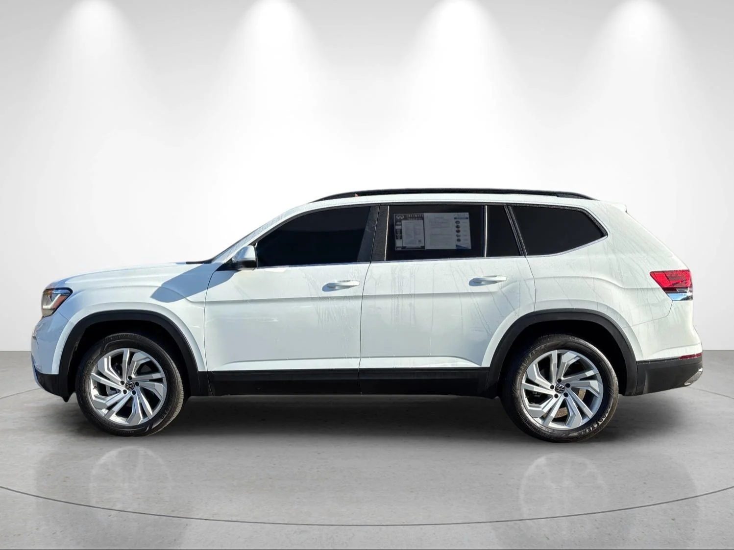 Used 2022 Pure White Volkswagen 3.6L V6 SE w/Technology image 2