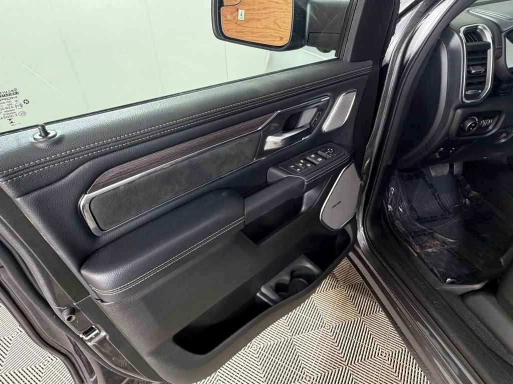 New 2026 Granite Crystal Metallic Clear-Coat Exterior Paint RAM Laramie image 15