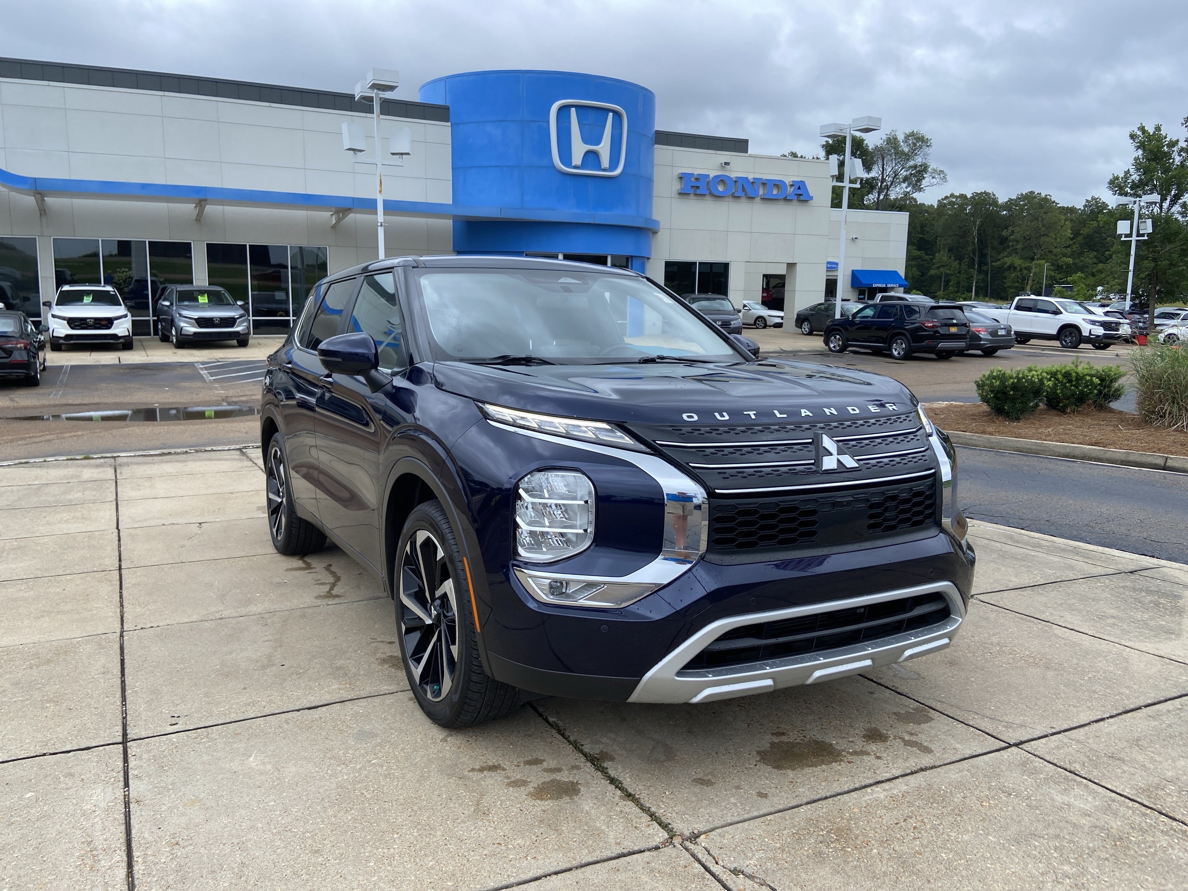 Used 2023 Cosmic Blue Metallic Mitsubishi SE image 2