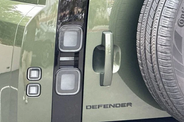 New 2026 Woolstone Green Land Rover X-Dynamic SE image 25